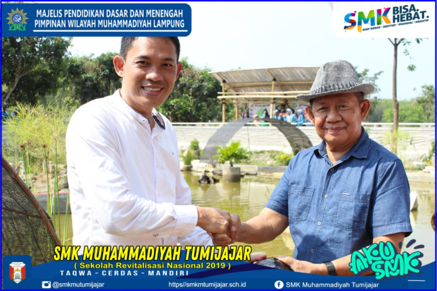 DUKUNG TAMAN KURA-KURA JADI IKON WISATA FAVORIT TUBABA, KEPALA SMK MUTU HIBAHKAN 9 EKOR KURA-KURA KEPADA WAKIL BUPATI FAUZI HASAN