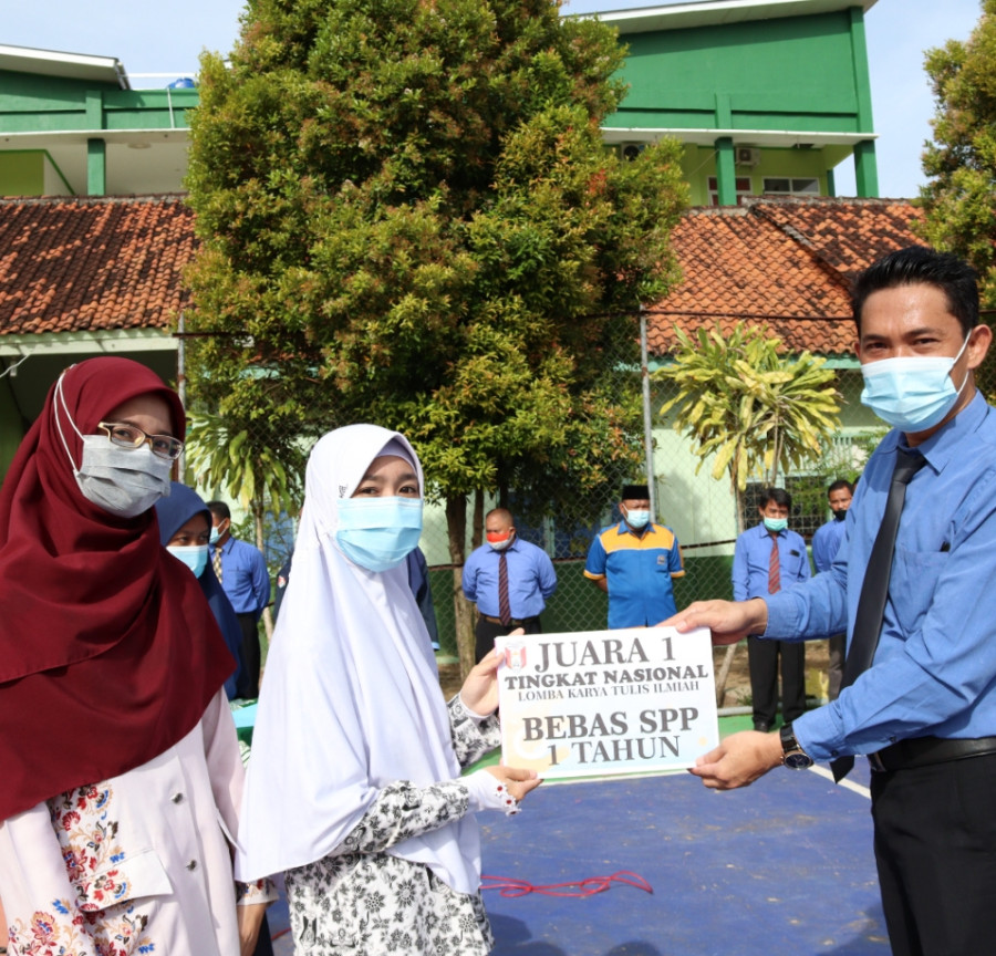 PERDANA DIMASA PANDEMI, SMK MUHAMMADIYAH TUMIJAJAR GELAR UPACARA BENDERA