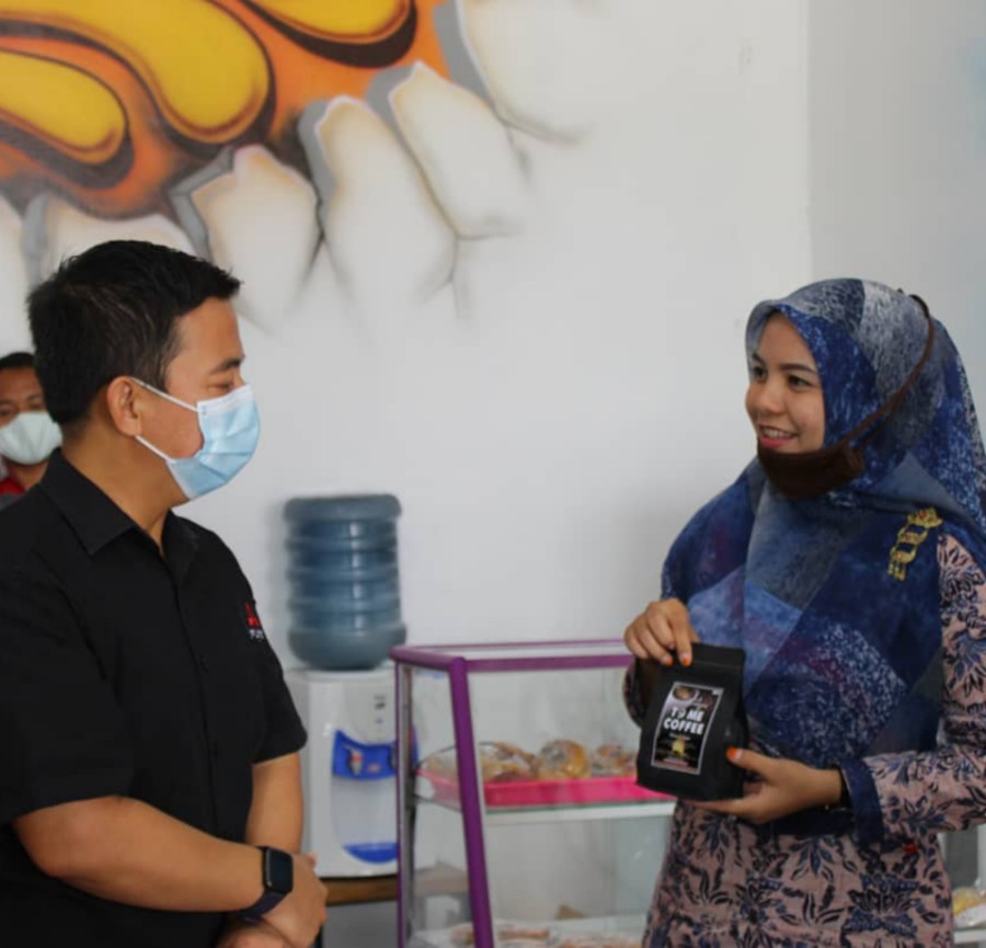 PROFICIENT IN ENGLISH, HEAD OF PUBLIC RELATION PT. KTB ADVICE THE ENGLISH TEACHER TO ENCOURAGES STUDENTS ENGLISH PROFICIENCY