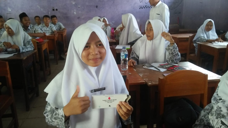 PEMBAGIAN VITAMIN PENAMBAH DARAH KEPADA PESERTA DIDIK SMK MUTU SEBAGAI UPAYA PEMBINAAN KESEHATAN DARI PUSKESMAS DAYAMURNI