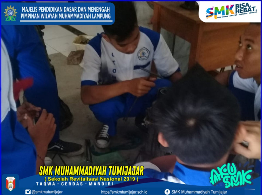 KEGIATAN SISWA KELAS XI TKR PRAKTIK SISTEM KELISTRIKAN DAN PEMELIHARAAN MESIN KENDARAAN RINGAN 