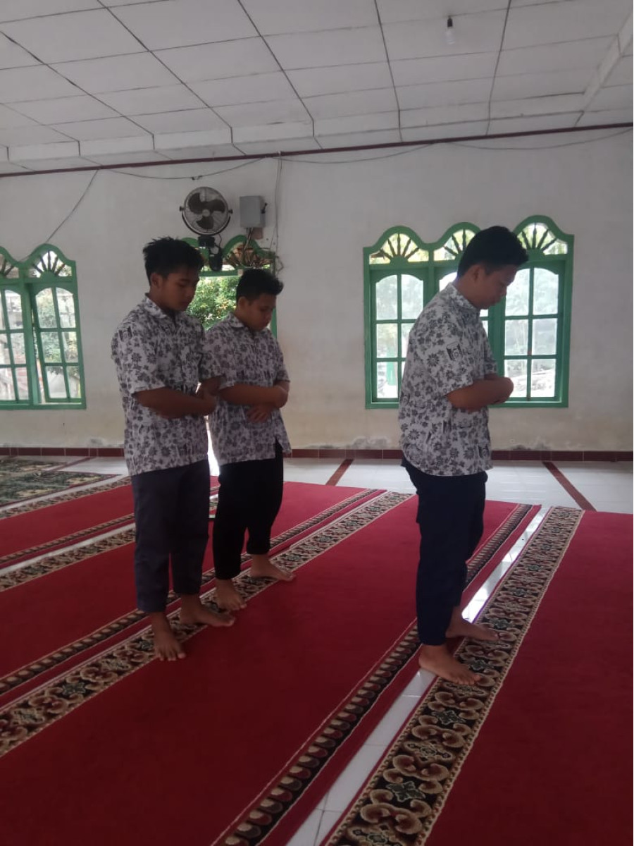 SMK MUHAMMADIYAH TUMIJAJAR MENERAPKAN SANKSI YANG BERKARAKTER BAGI SISWA TERLAMBAT