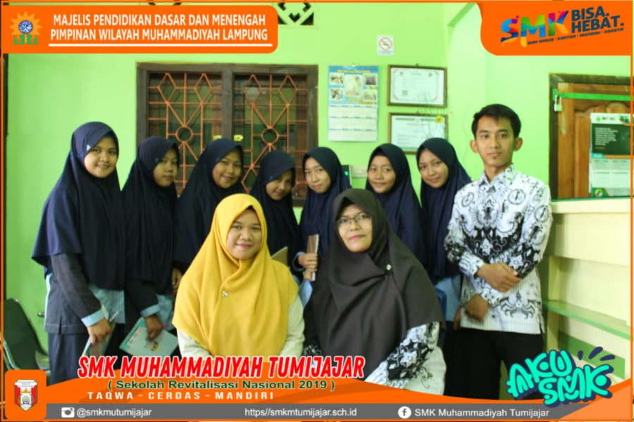 JURUSAN PERBANKAN SYARIAH SMK MUHAMMADIYAH TUMIJAJAR LAKUKAN KUNJUNGAN INDUSTRI DI BPRS METRO MADANI DAN BMT AKU WILAYAH TULANG BAWANG BARAT