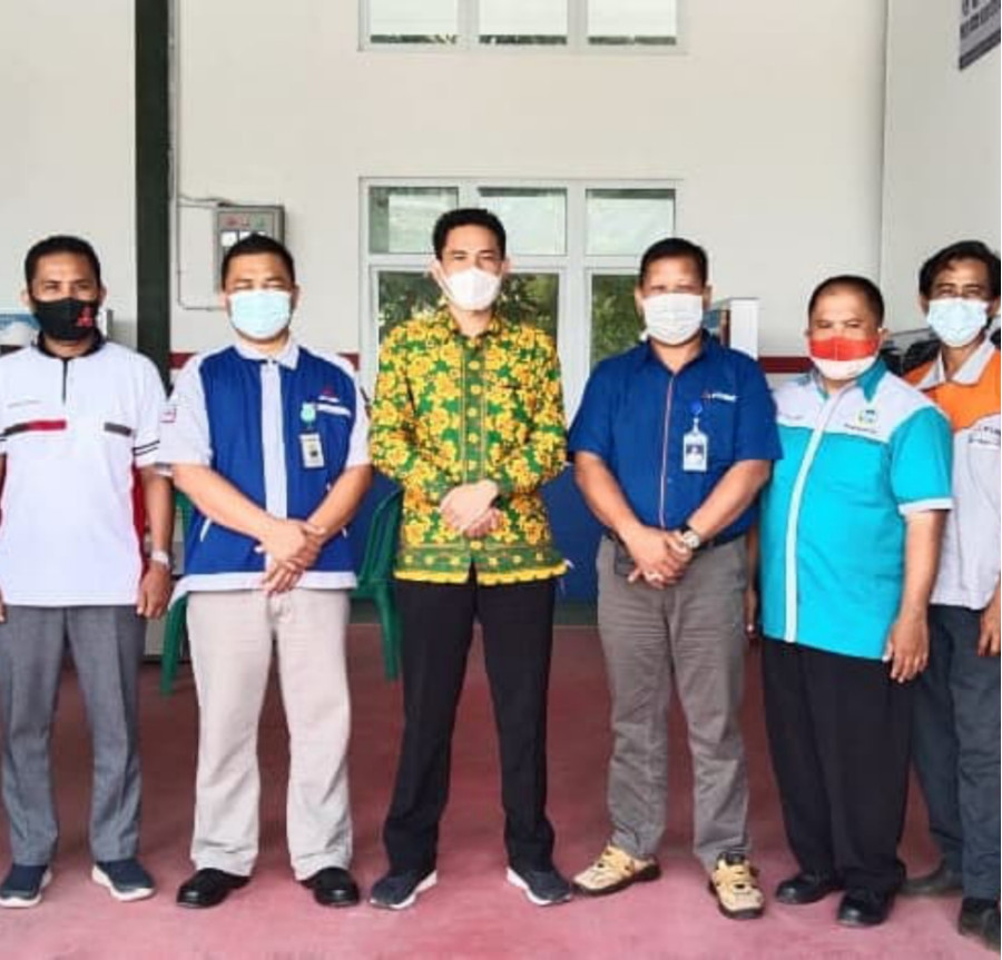 DIREKTUR BENGKEL MITSUBISHI PT. LAUTAN BERLIAN UTAMA MOTOR METRO JADI PENGUJI UKK OTOMOTIF SMK MUHAMMADIYAH TUMIJAJAR