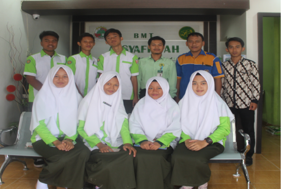 MENERAPKAN PEMBELAJARAN KONTEKSTUAL TENTANG DUNIA PERBANKAN, GURU SMK MUHAMMADIYAH TUMIJAJAR AJAK SISWA KUNJUNGAN INDUSTRI