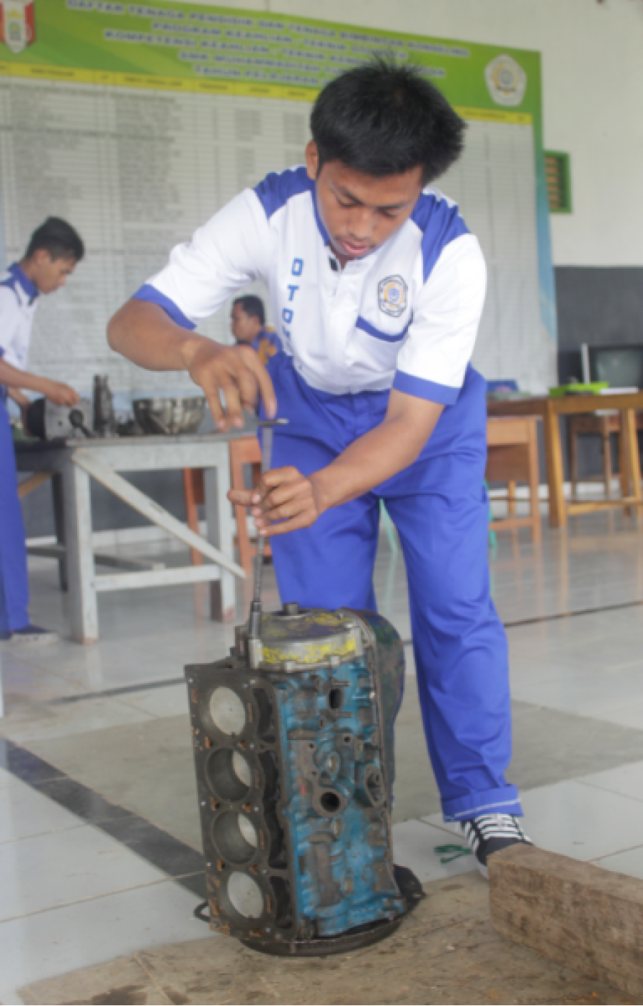 MENUNJANG KETERAMPILAN KOMPETENSI SISWA, JURUSAN TEKNIK KENDARAAN RINGAN SMK MUTU MENGGELAR KEGIATAN PRA UKK