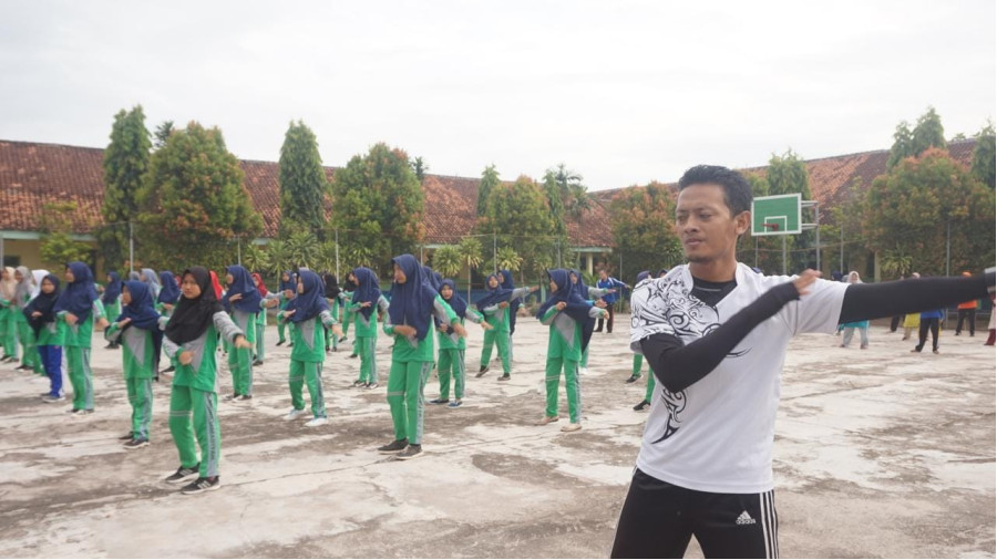 UPAYA MEMBENTUK TUBUH SEHAT DAN JIWA YANG KUAT; SMK MUHAMMADIYAH TUMIJAJAR RUTINKAN SENAM SEHAT SETIAP JUMAT