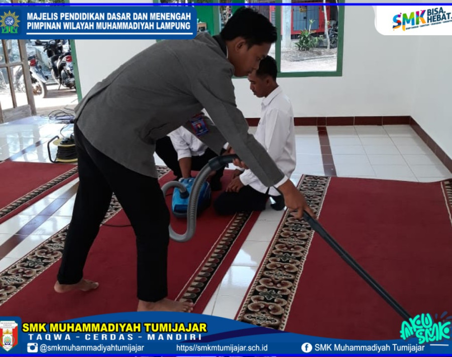 BULAN RAMADHAN, SMK MUTU KERJA BAKTI MEMBERSIHKAN MASJID SEKOLAH