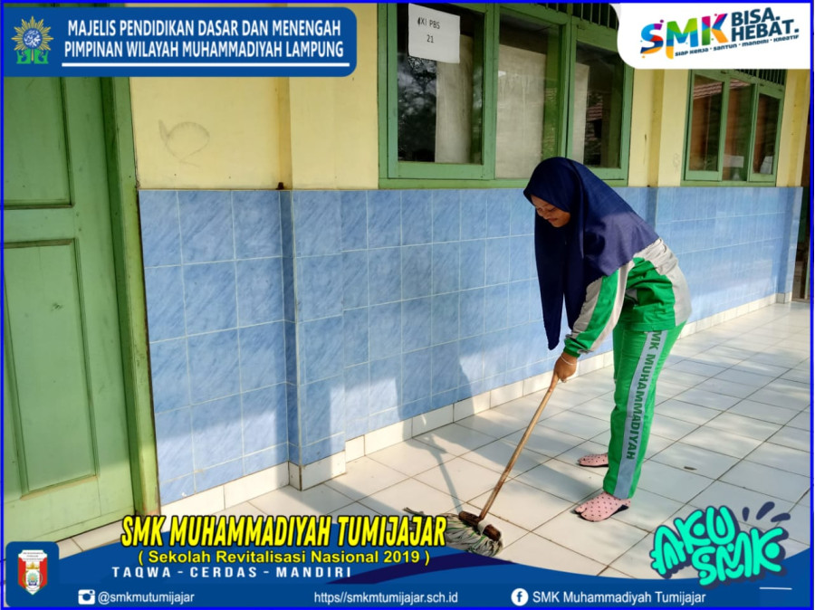 KEGIATAN JUMAT BERSIH SMK MUHAMMADIYAH TUMIJAJAR