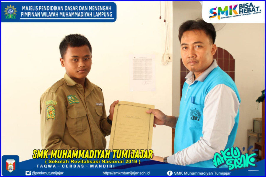 PENYERAHAN BEASISWA DARI SMK MUTU KEPADA 21 PESERTA DIDIK