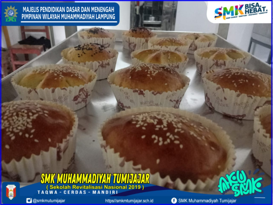 PEMBUATAN PRODUK BAKERY UNTUK TO ME CAFE SMK MUHAMMADIYAH TUMIJAJAR