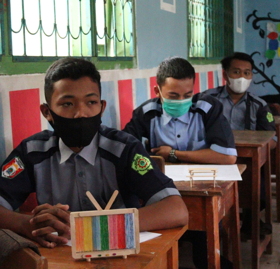 SISWA KELAS XII SMK MUHAMMADIYAH TUMIJAJAR LAKSANAKAN UJIAN PRAKTIK PKK SENI