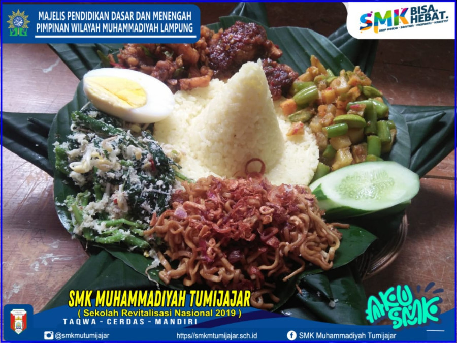 KELAS X JURUSAN TATA BOGA BELAJAR MEMBUAT TUMPENG