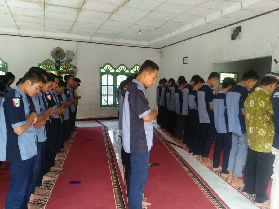 BERI DUKUNGAN KELAS XII JELANG UNBK KELAS X LAKSANAKAN SHOLAT DUHA BERJAMAAH DAN DOA BERSAMA