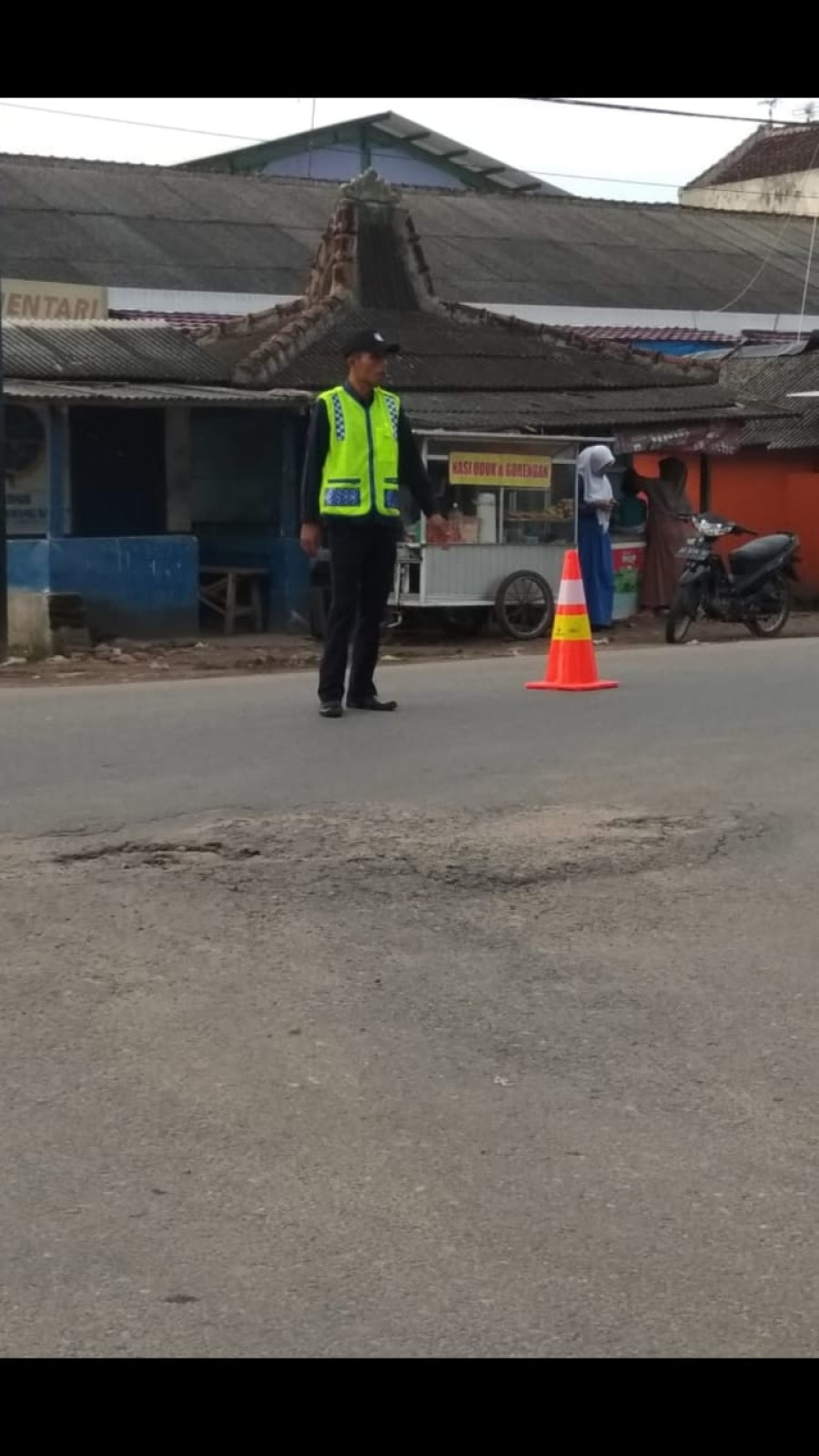 SIGAP SAAT TUGAS, SATPAM SMK MUTU BANTU MASYARAKAT TERTIB BERLALU LINTAS