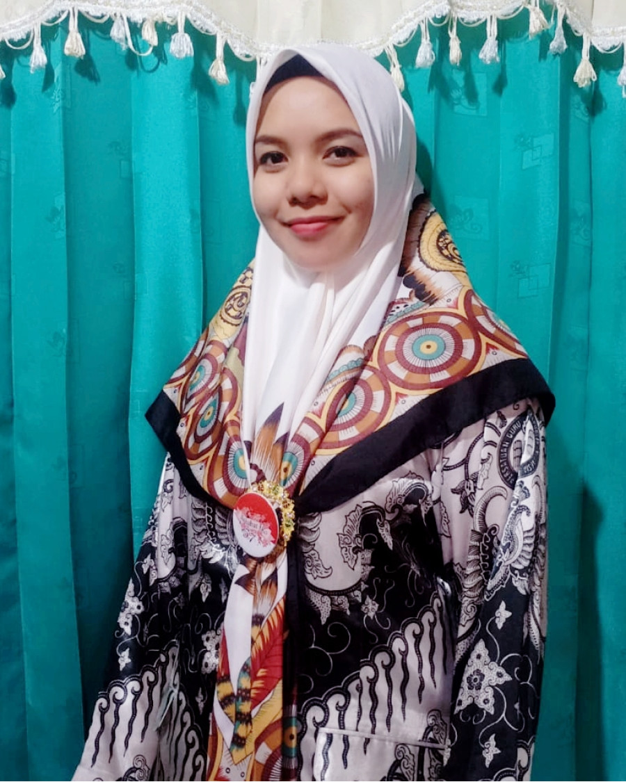 AYU SILVIA ROSA, GURU BAHASA INGGRIS SMK MUTU JADI PENULIS SPECIAL LETTER THE LEGENDARY STAR OF THE ROBANDIANS