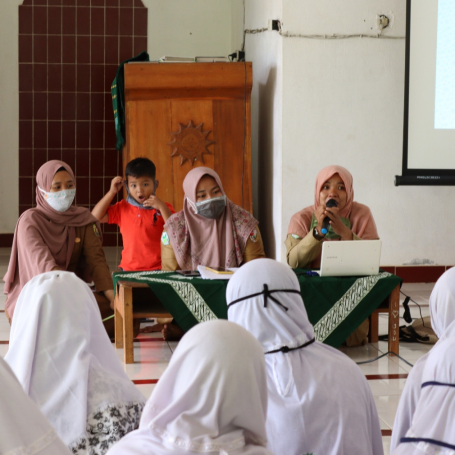 PUSKESMAS DAYAMURNI GELAR SOSIALISASI HIV/AIDS DI SMK MUHAMMADIYAH TUMIJAJAR