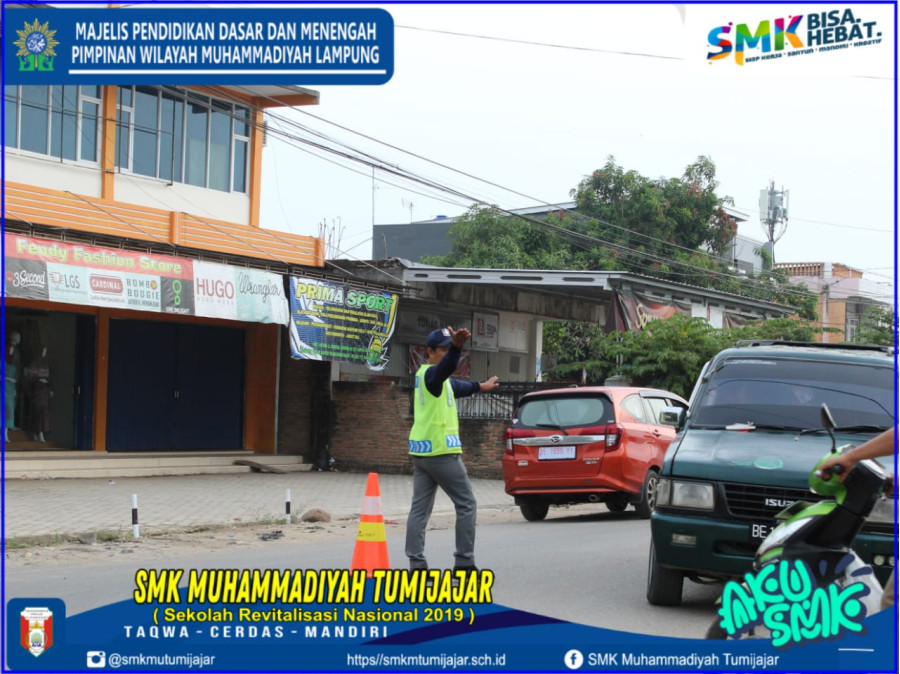 SATPAM SMK MUTU BANTU LALU LINTAS SISWA MENUJU SEKOLAH