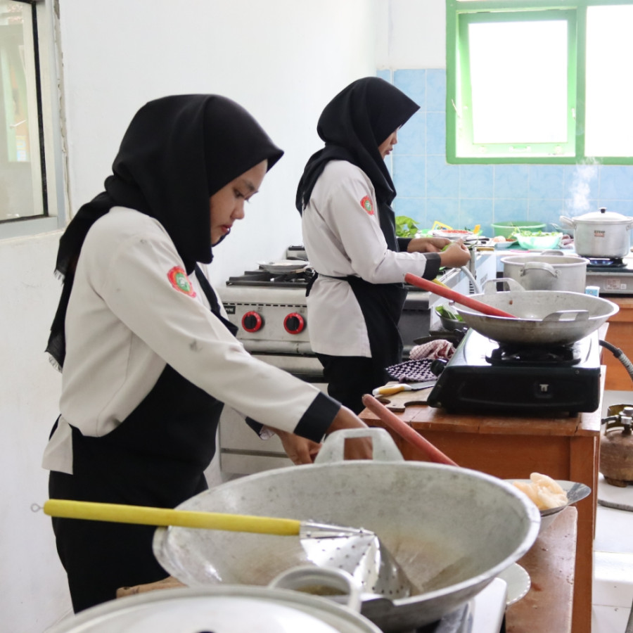 MENJELANG UKK, JURUSAN TATA BOGA DATANGKAN GURU TAMU DARI IKATAN CHEF ASSOCIASSION 
