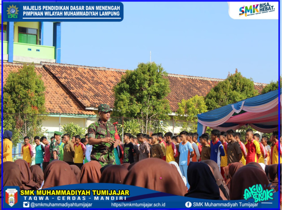 TUTUP KEGIATAN FORTASI, BABINSA KORAMIL TUMIJAJAR BERIKAN PELATIHAN DASAR PBB DI HADAPAN RATUSAN CALON SISWA BARU SMK MUTU
