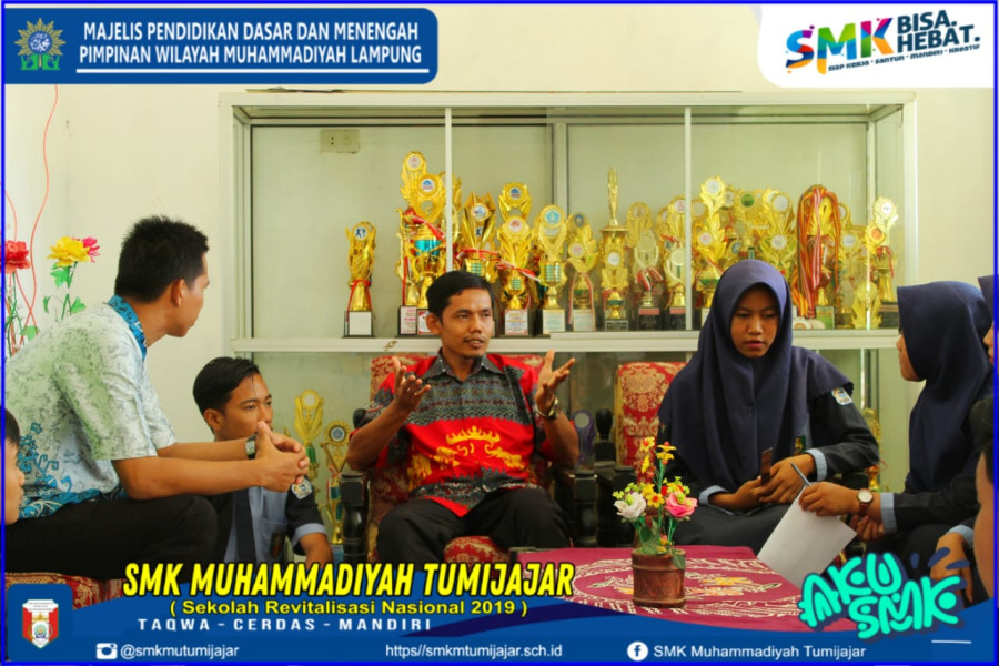SISWA JURUSAN MULTIMEDIA SMK MUTU LAKUKAN PROSES PRODUKSI SHOOTING PROFIL SMP MUHAMMADIYAH TUMIJAJAR