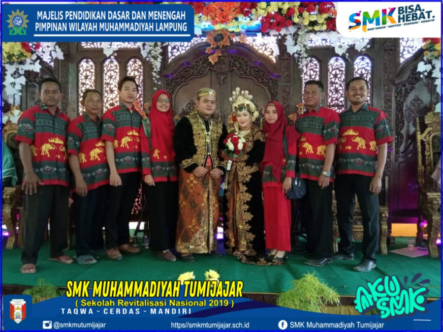 SALAH SATU GURU LANGSUNGKAN RESEPSI PERNIKAHAN, ROMBONGAN KELUARGA BESAR SMK MUTU HADIR MEMENUHI UNDANGAN